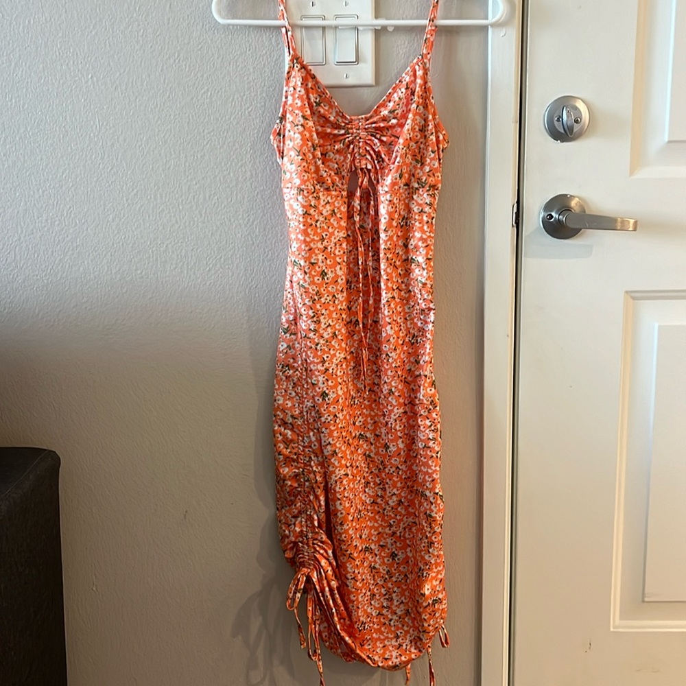 Floral dress adjustable straps and cinching!